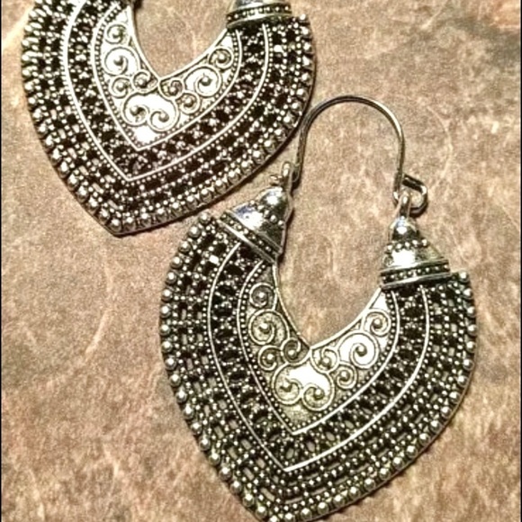 Sweet rustic silver boho earrings w macrame vibe and Spell & Gypsy vibe … - Picture 7 of 12